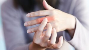 指の関節がポキポキ鳴るのを止めたい！原因と治し方を徹底解説