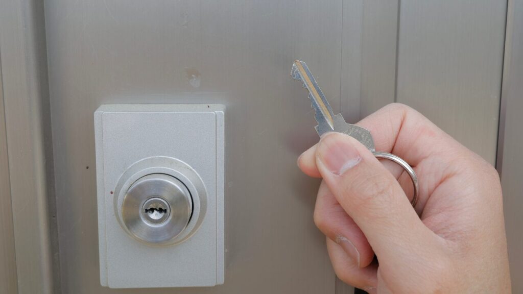 「玄関の鍵、閉めたっけ？」と毎回不安になる心理と今すぐできる対策7選