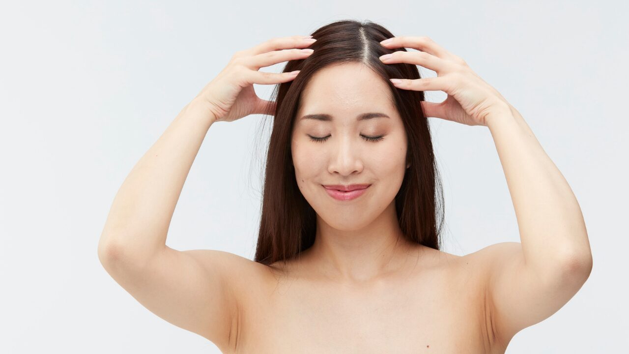 頭皮がピリピリする…考えられる原因と病気の可能性｜放置していい症状？対処法も解説