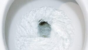 【今すぐできる】トイレの水が止まらない時の応急処置と原因・対処法まとめ