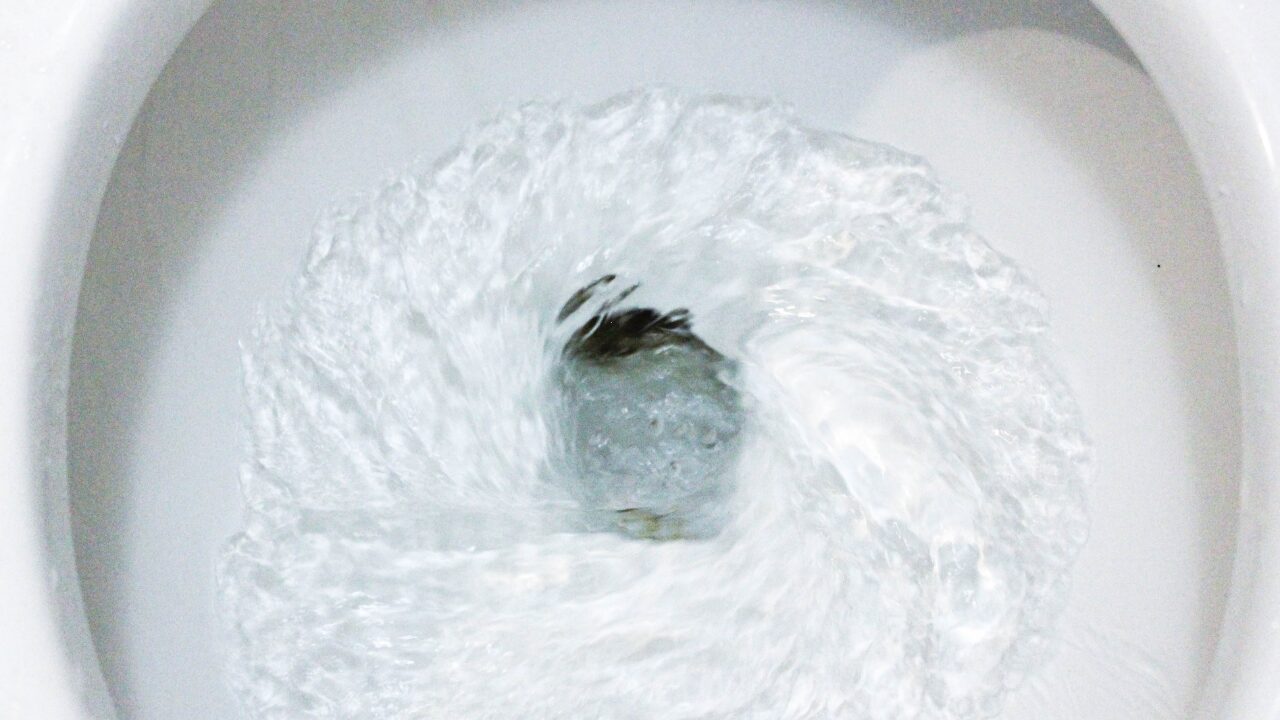 【今すぐできる】トイレの水が止まらない時の応急処置と原因・対処法まとめ