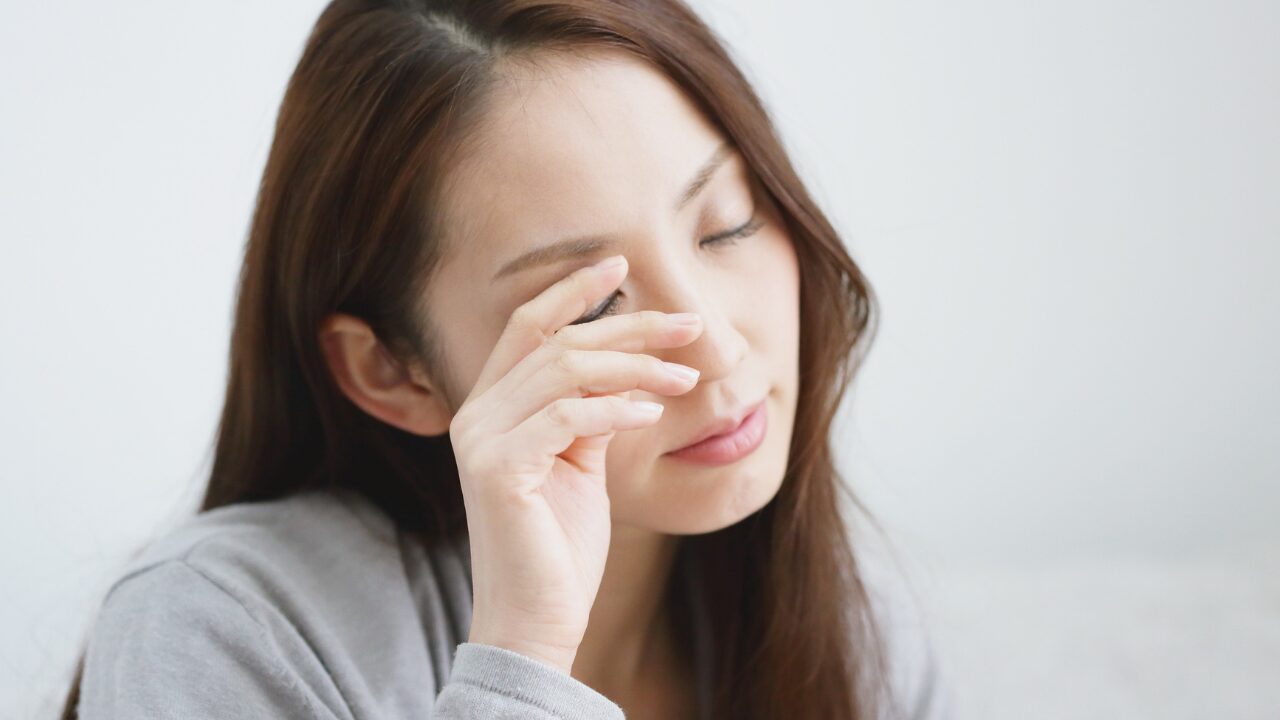 まつげが目に入ったのに取れない！痛みを悪化させない安全な取り出し方と注意点