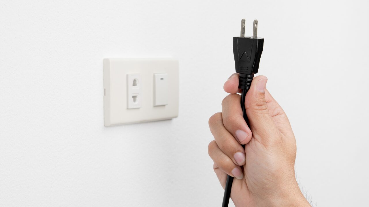 コンセントは抜くべき？電気代・安全性を徹底解説｜節電・火災リスクの真実とは