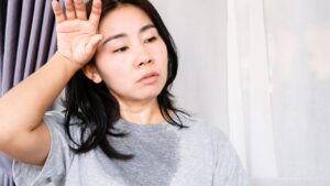毎日寝汗をかくのは病気？考えられる原因と今すぐできる改善法を解説