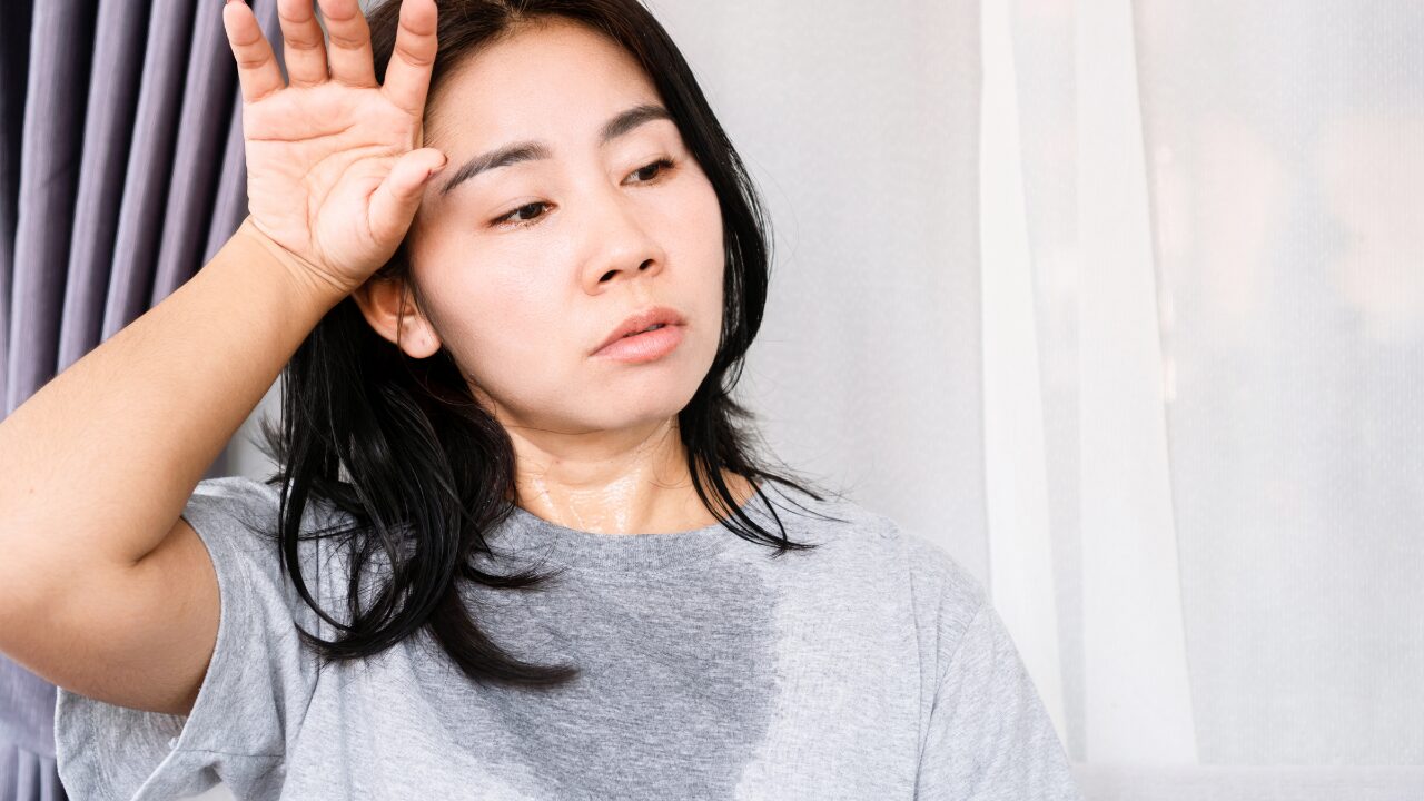 毎日寝汗をかくのは病気？考えられる原因と今すぐできる改善法を解説