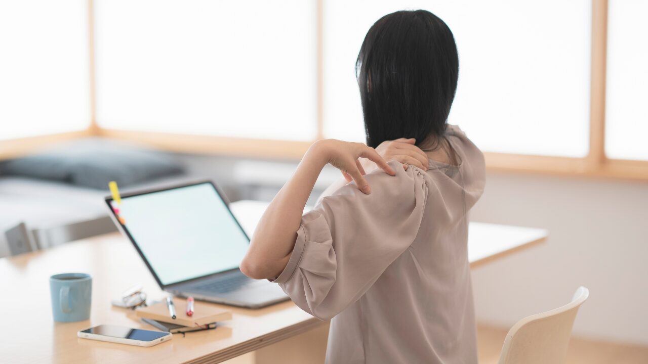 むくみ・肩こりを防ぐ！在宅ワーク中にできる習慣術