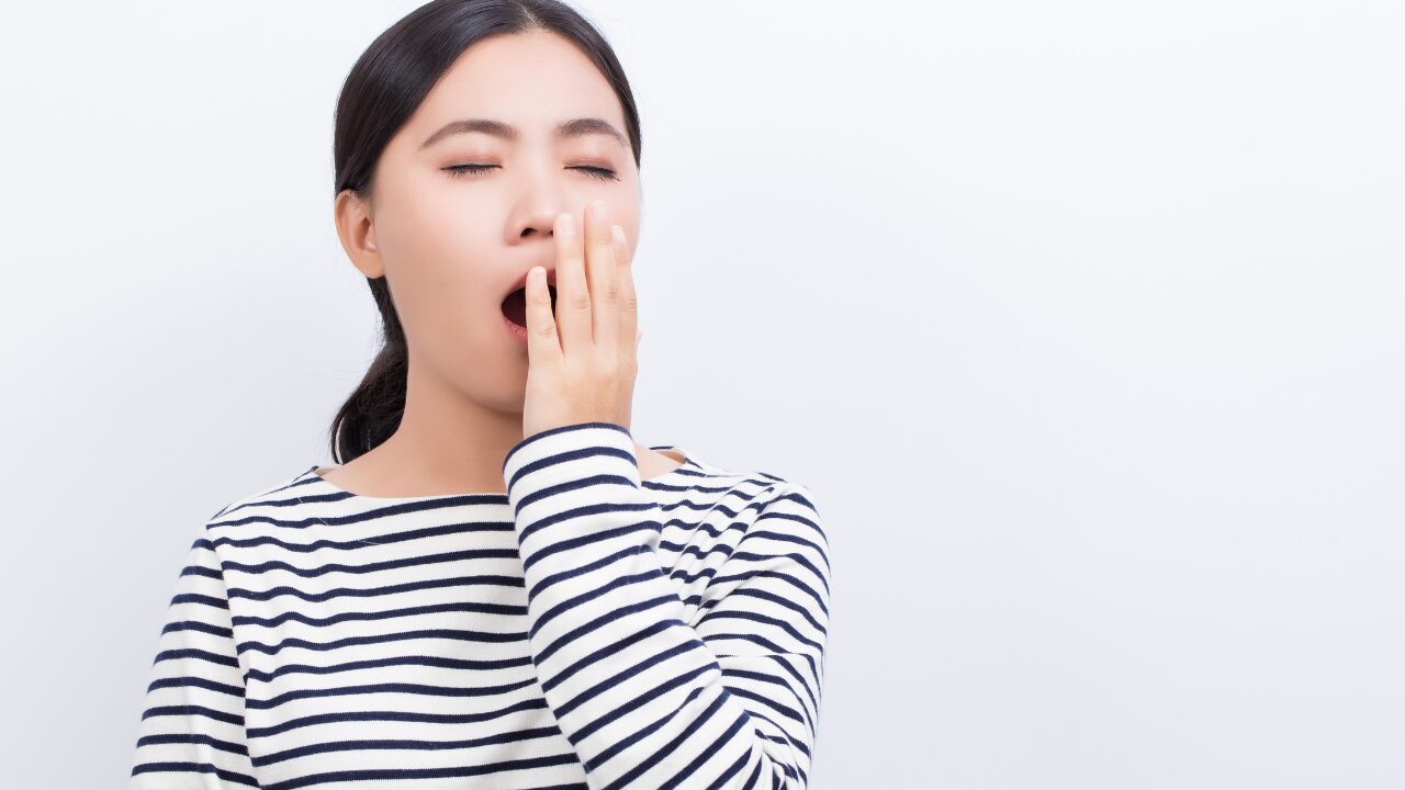 あくびが止まらない…実は眠気だけじゃない？意外な原因と対策まとめ