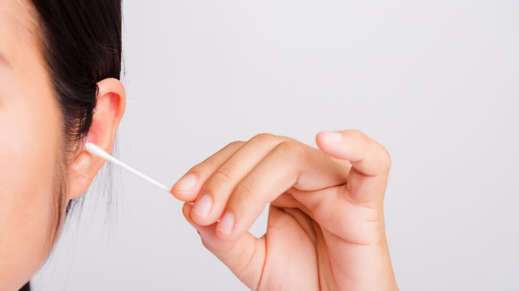 耳がかゆいからと綿棒多用は危険？医師もすすめる正しい耳掃除とは