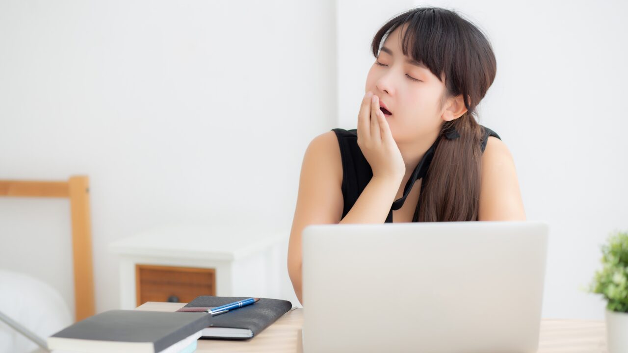 ✅ あくびが止まらない…眠気以外に考えられる原因とは？