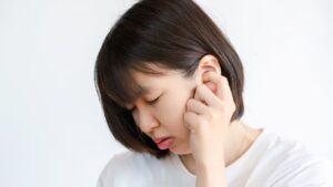 耳がかゆいけど耳垢はない？それ、外耳炎のサインかもしれません｜原因と対策を解説