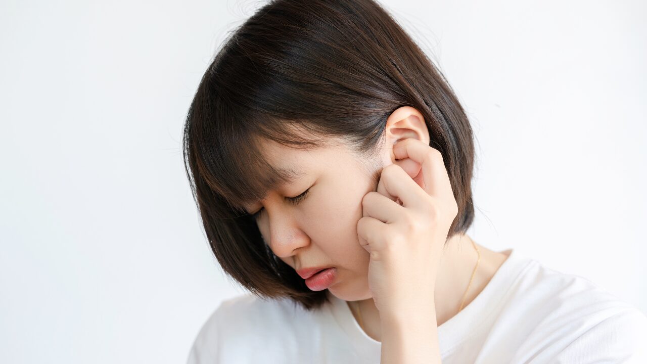 耳がかゆいけど耳垢はない？それ、外耳炎のサインかもしれません｜原因と対策を解説