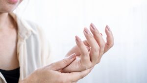 「指がピリッとする」その正体は？考えられる症状と今すぐできる対策まとめ