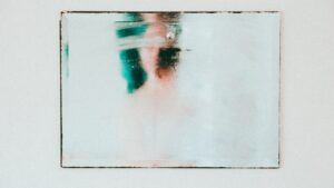 鏡が白く曇る理由とは？原因別の対策とピカピカにする正しい拭き方を徹底解説！
