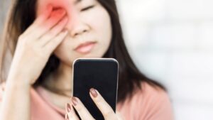 目がピクピクする原因は？疲れ目・ストレス・病気のサインを徹底解説！対処法も紹介