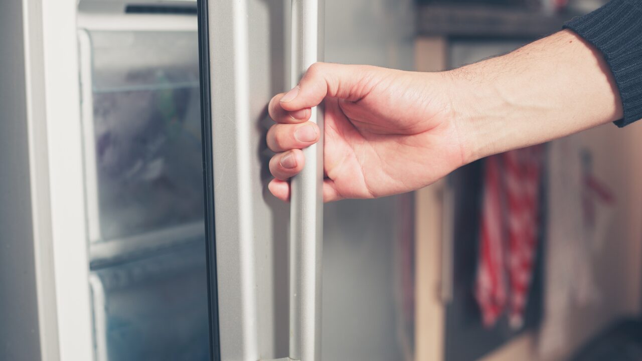 冷凍庫のドアを閉め忘れた朝…どうすればいい？食材の安全と対処法を解説！
