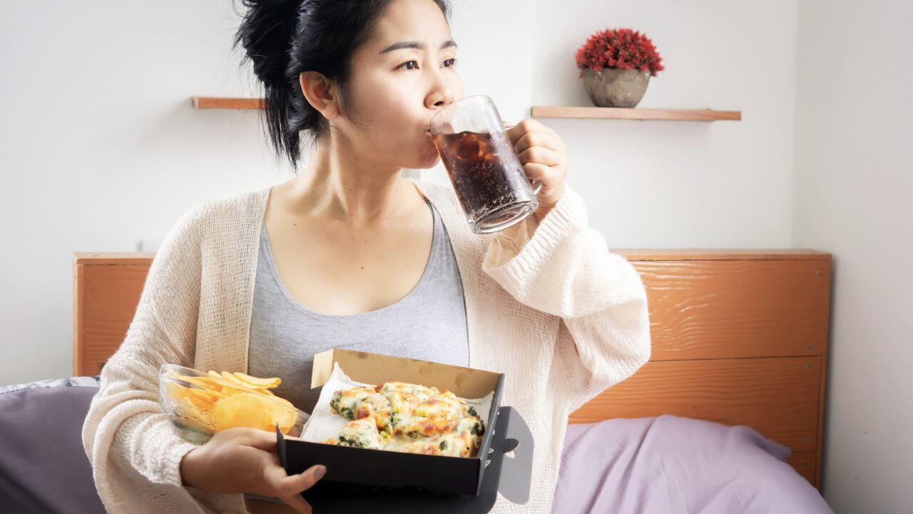 生活習慣の見直しもカギ｜内側からテカリを改善