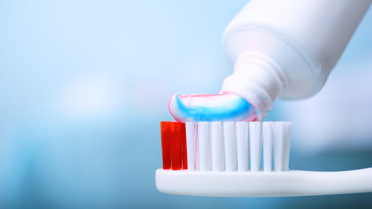 歯磨き粉で歯が白くなる仕組みとは？成分と科学的根拠を徹底解説！