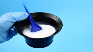「市販の白髪染めで大失敗…でもプロに相談して救われた話」｜体験から学ぶ白髪染めの選び方