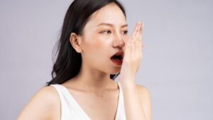 朝だけ息が臭いのはなぜ？原因と口臭を防ぐ“起床後ルーティン”7選！