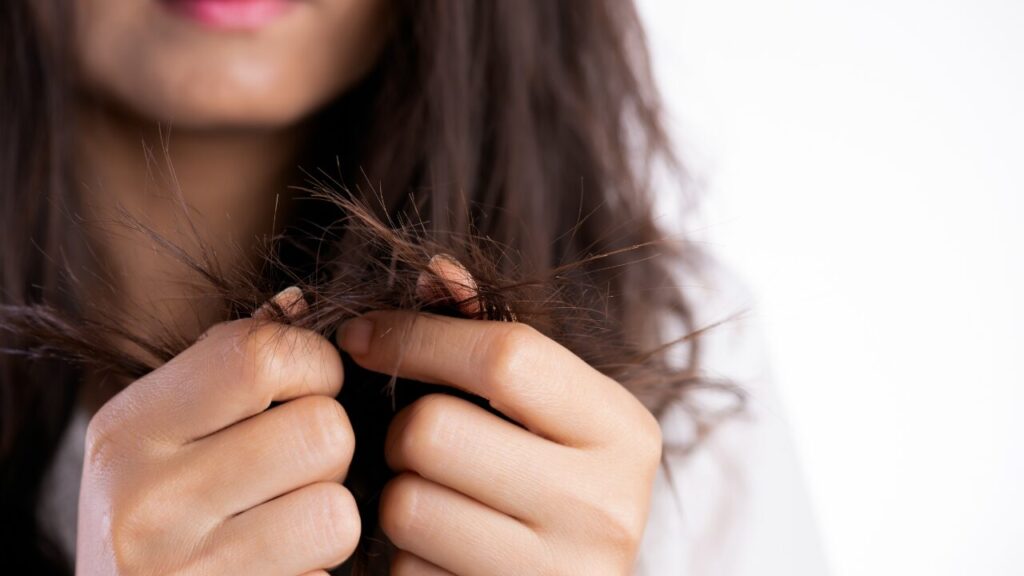 朝だけ髪がベタつくのはなぜ？原因と夜のケアで変わる習慣を徹底解説