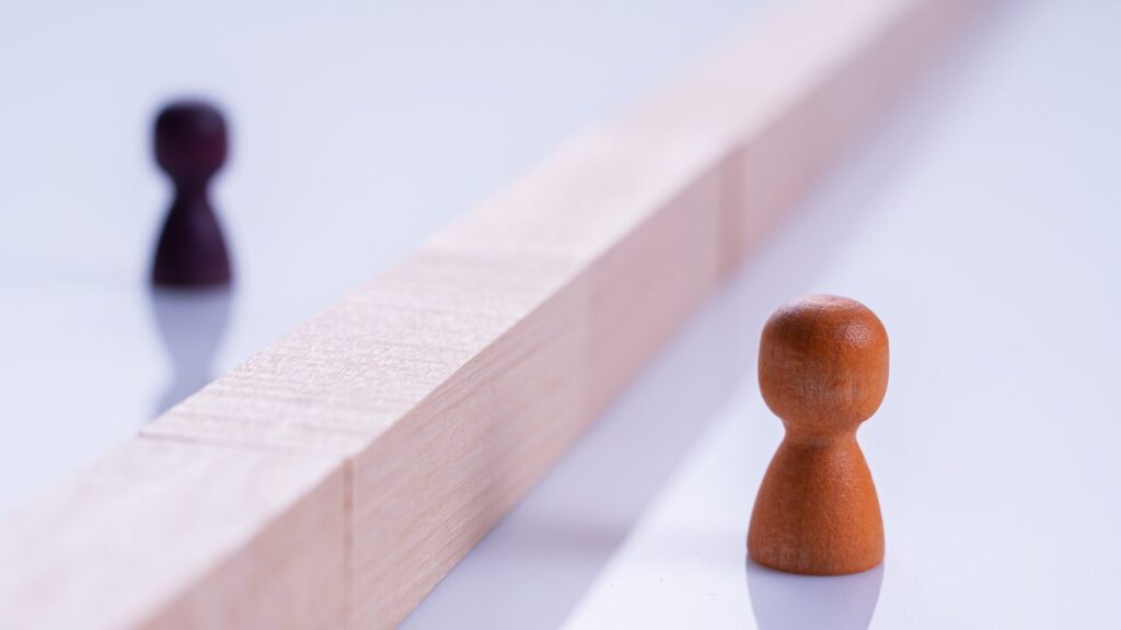 「敷居が高い」は意味を間違えやすい!? 本来の使い方と誤用例を解説！