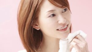 顔汗を防止するクリーム7選｜メイク崩れを防ぐ優秀アイテムまとめ【汗かきさん必見】