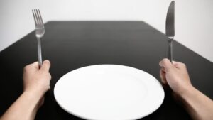 「食欲がないのに元気」はストレスのサイン？見逃しやすい心のSOSに注意！