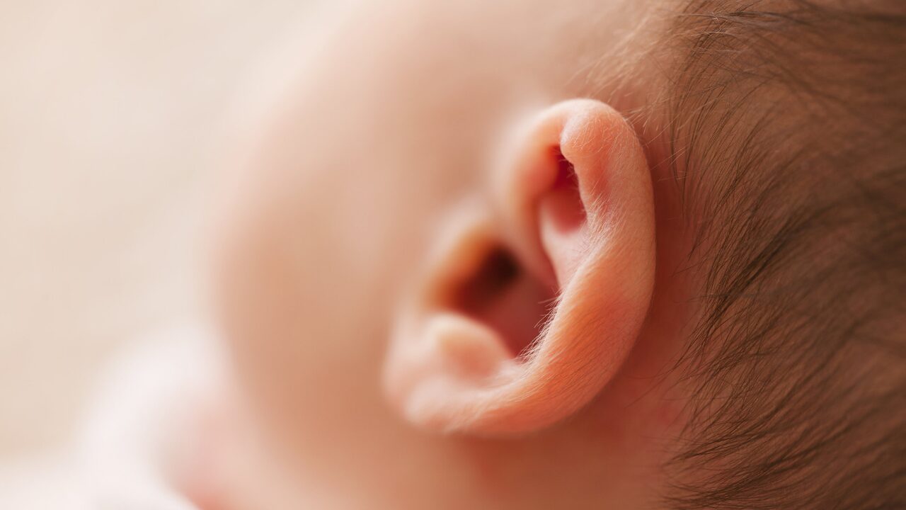 左耳が熱くなるのはスピリチュアルサイン？意味・心理的背景と対処法を徹底解説