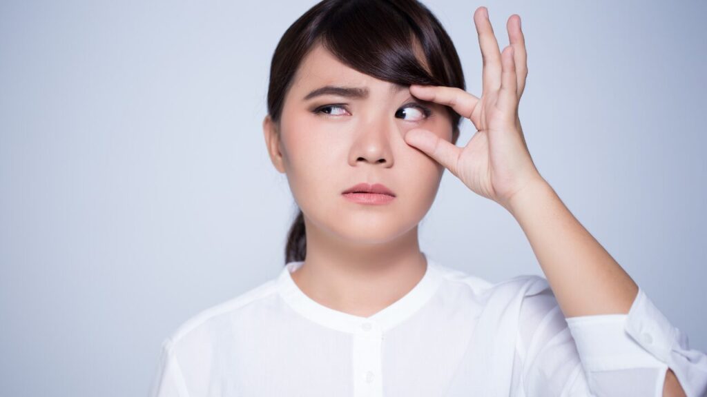 目の奥が痛いのはストレス？眼精疲労との違いと正しい対処法を解説