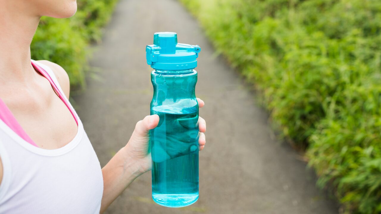 水分補給に役立つ！夏におすすめのドリンクと摂取法｜熱中症対策に効く選び方と飲み方ガイド
