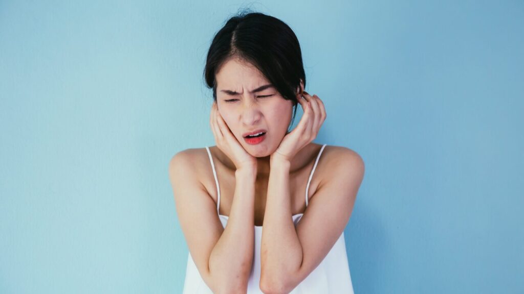 耳が詰まった感じが治らない…気圧・耳管・ストレスが原因かも？スッキリ解消法まとめ