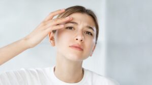 20代なのに眉間にシワ？原因と今すぐできる改善方法を徹底解説！