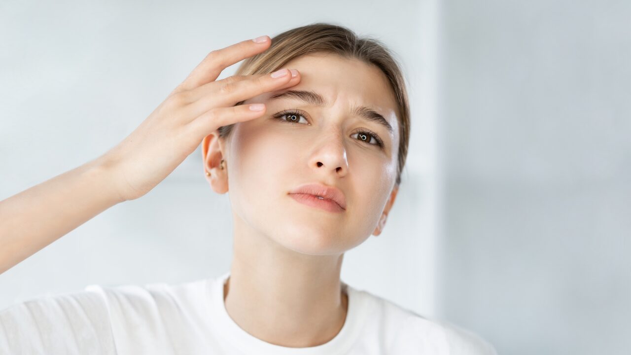 20代なのに眉間にシワ？原因と今すぐできる改善方法を徹底解説！