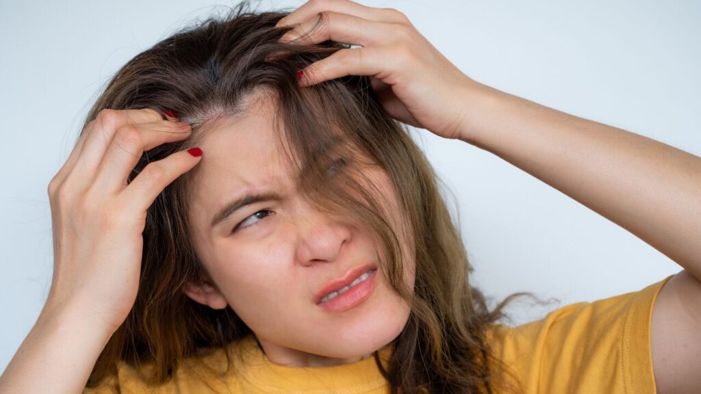 夕方になると頭皮がにおう…原因と正しい洗い方・防臭対策まとめ