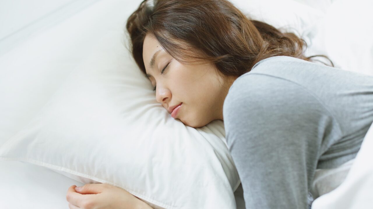 寝姿勢を見直して、首元にやさしく