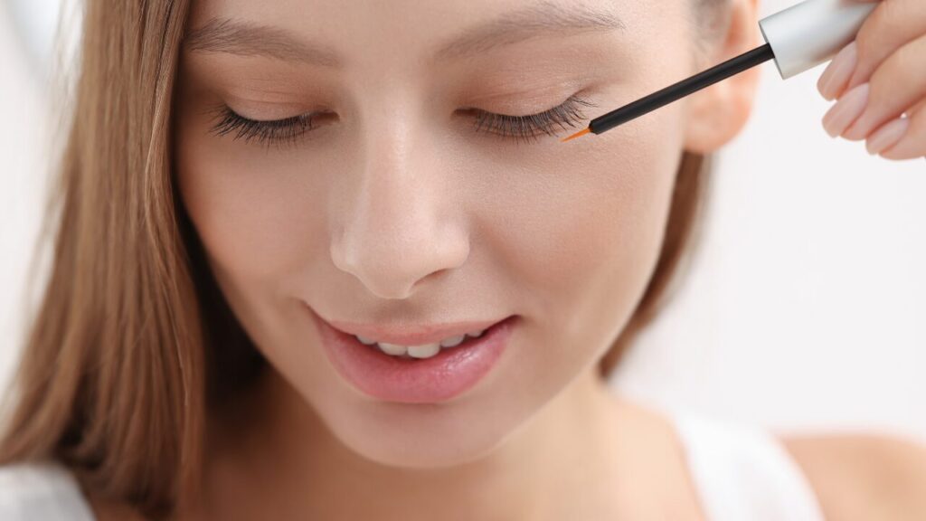 まつげ美容液の副作用とは？実際の口コミでわかるリスクと安全な対策法