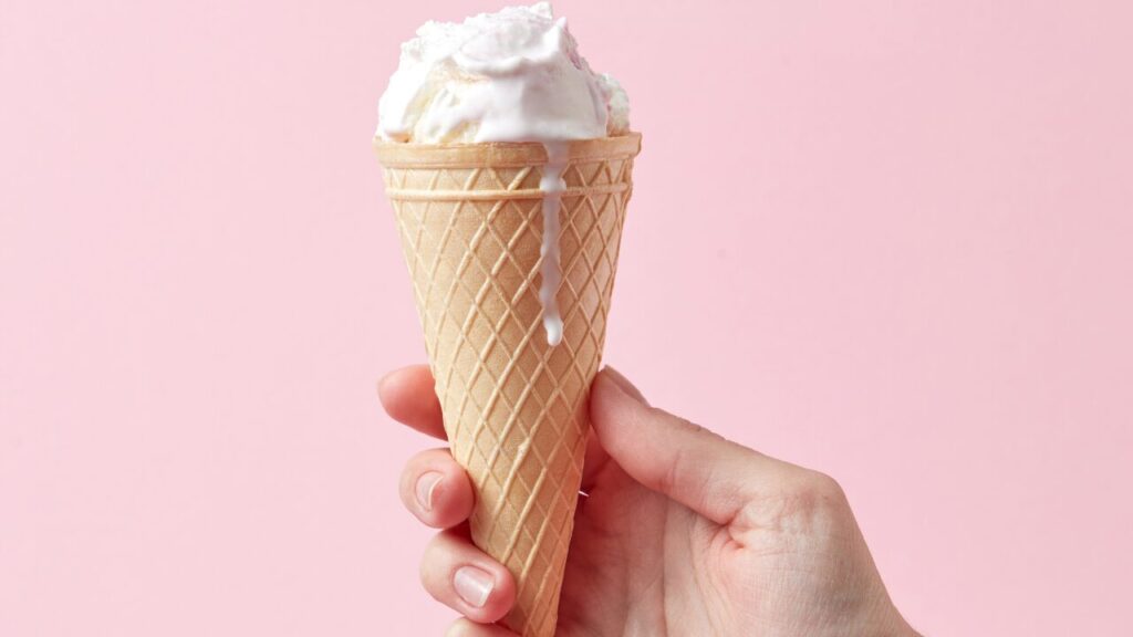 アイスのコーン、正しい食べ方ってあるの？プロが教える“垂れずに綺麗に食べる”コツ
