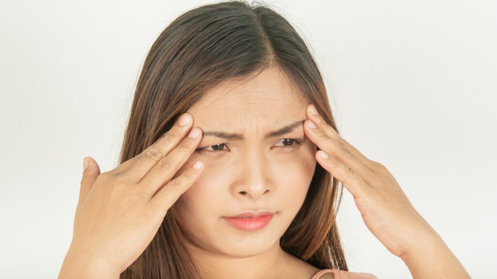 眉間のテカリが止まらない…化粧崩れを防ぐ朝の仕込み術とは？