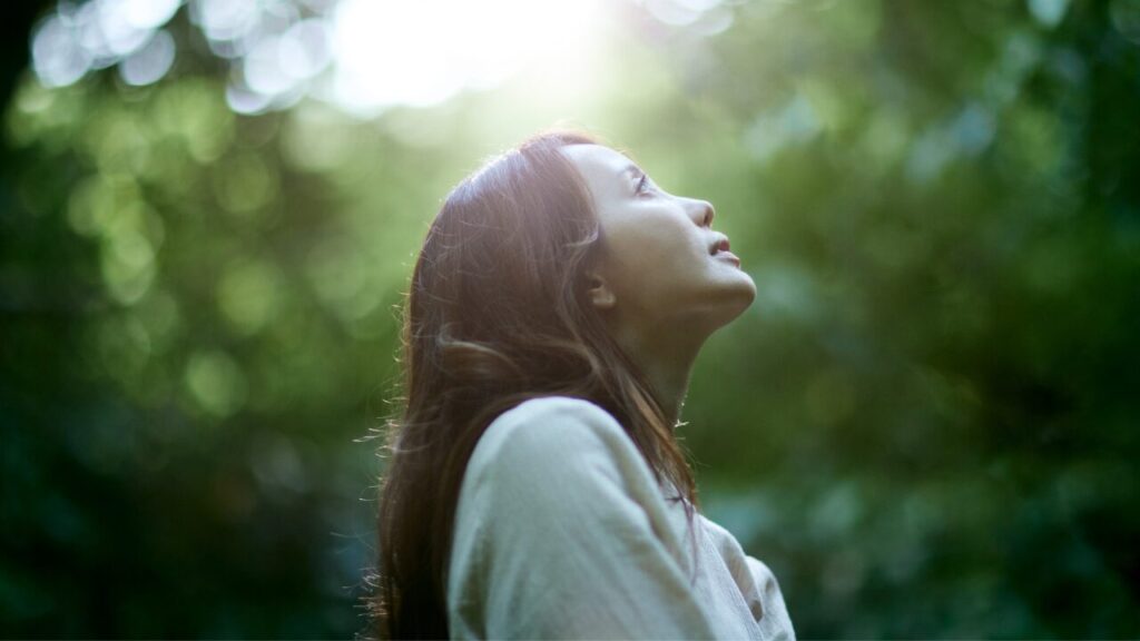 「すぐ泣いてしまう自分が嫌…」と思ったときに知ってほしい心理と対処法