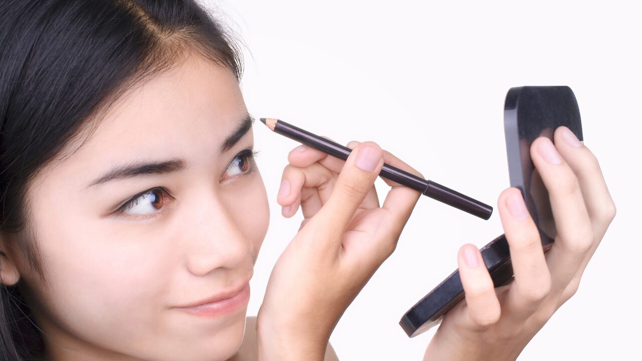 育毛中でも安心！眉メイクで薄眉を自然にカバーするコツ