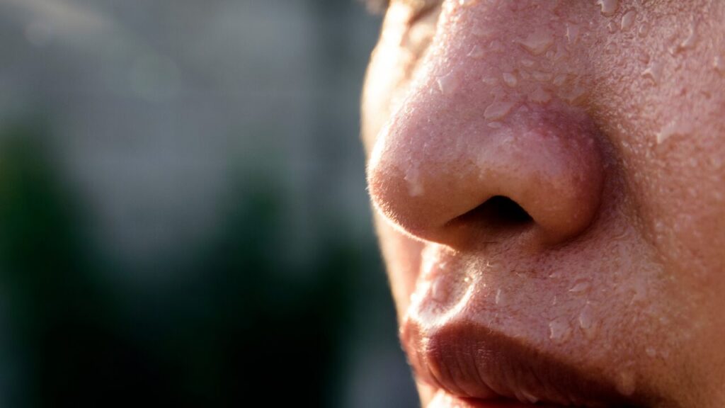 顔だけ汗をかく原因とは？病気の可能性と今すぐできる対策法を解説！