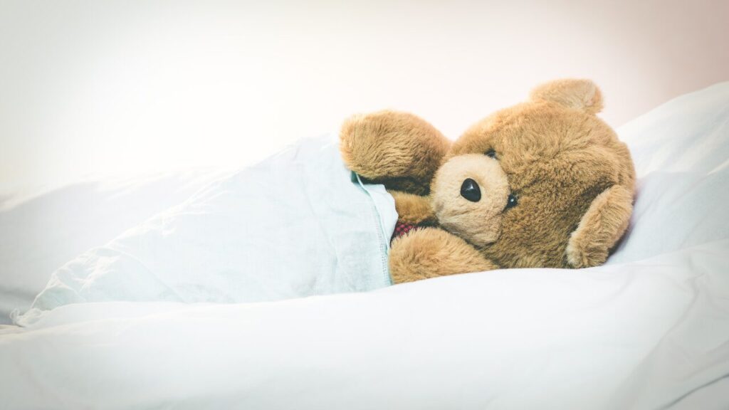 寝る前に考えすぎて眠れない…｜思考を落ち着かせる7つのコツと習慣