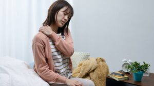 朝起きたとき首が痛いのはなぜ？原因と寝具の選び方で快眠＆改善へ！