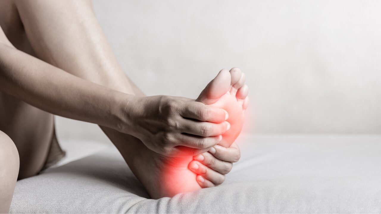 足の裏が痛いのは朝だけ？原因と考えられる病気・自宅でできる対策まとめ