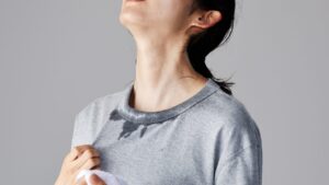 暑くないのに汗をかくのはなぜ？ホルモンや自律神経が関係する原因と対策を解説