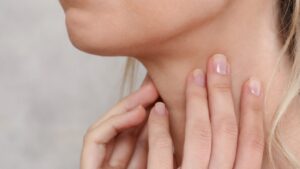首のざらざらを改善する方法｜原因からケアまで徹底解説！すべすべ首元へ