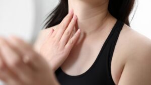 20代で首のシワが気になるあなたへ｜老け見えを防ぐ今すぐできる対策とは？