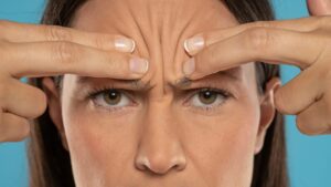 眉間のシワを予防するマッサージ方法｜1日3分で始める簡単エイジングケア習慣