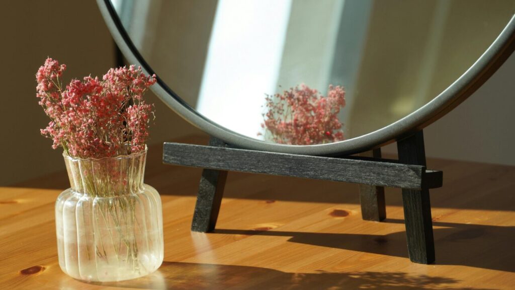 鏡の中の自分が怖いのはなぜ？｜ゆがんだ自己像と向き合う方法