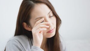 朝に目がひどくむくむ理由とは？原因と睡眠・食生活の見直しポイントを徹底解説